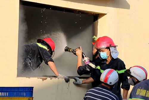 Xưởng may ở Đồng Nai cháy suốt 5 giờ ảnh 1