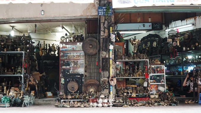 Con đường đồ cổ hơn nửa thế kỷ ở Sài Gòn ảnh 2