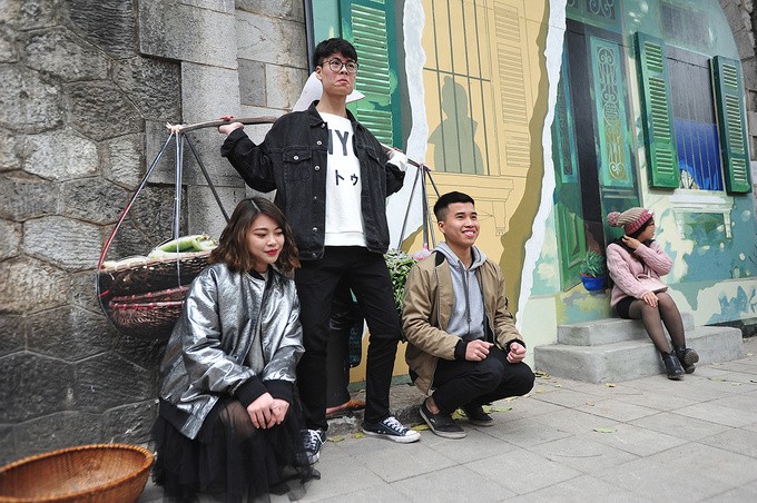 Những phố bích hoạ hút khách giữa lòng thủ đô ảnh 1