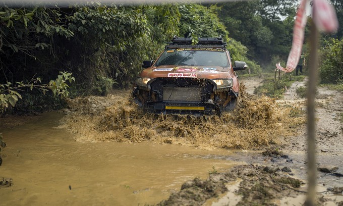 Bán tải Việt tranh tài off-road mừng sinh nhật ở Hà Nội ảnh 4