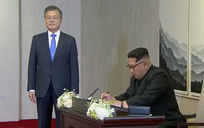 Khoảnh khắc ông Kim Jong-un mời Tổng thống Hàn Quốc bước qua giới tuyến ảnh 4