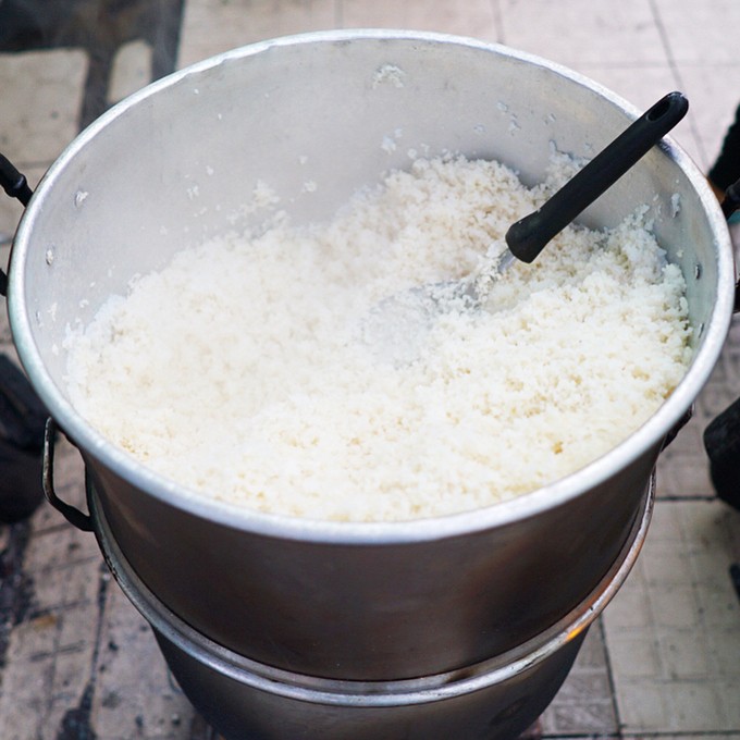 Quán cơm 23 năm ở Sài Gòn bán sườn to bằng gang tay ảnh 3