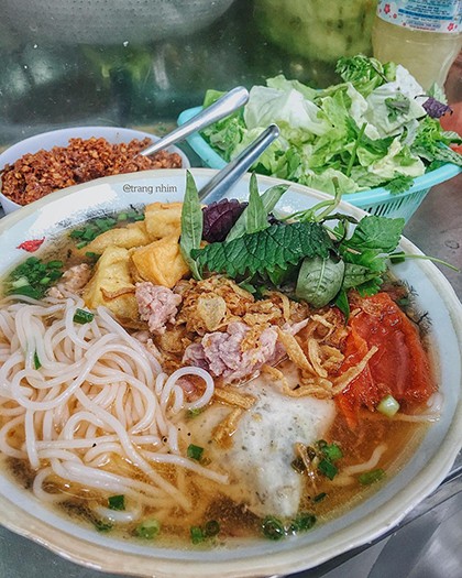 Ba quán bún riêu vỉa hè nổi tiếng ở phố cổ Hà Nội ảnh 2