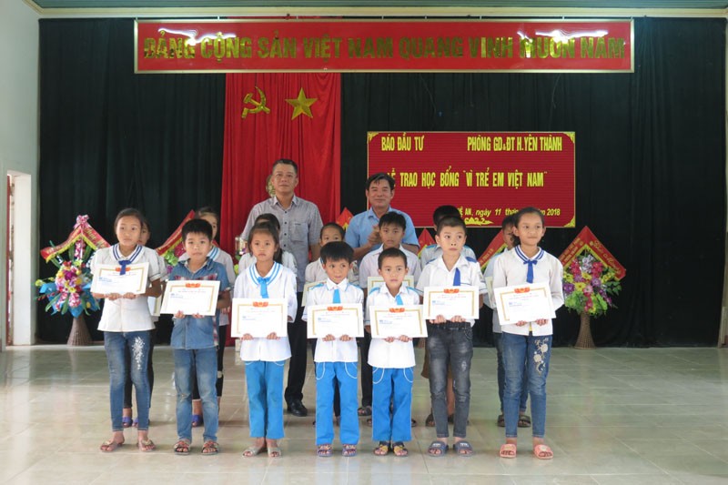 50 suất học bổng Vì trẻ em Việt Nam đến với các em học sinh huyện Yên Thành, Nghệ An ảnh 9