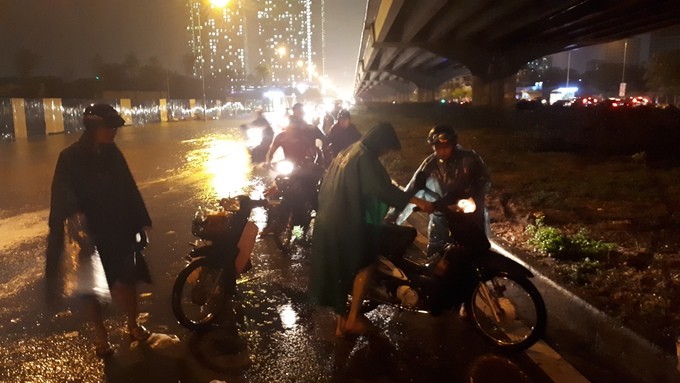 Mưa lớn, nhiều phố Hà Nội biến thành sông ảnh 3