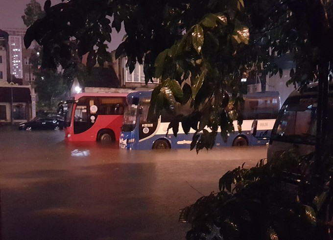 Mưa lớn, nhiều phố Hà Nội biến thành sông ảnh 8