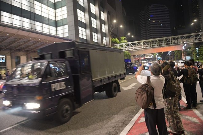 Malaysia thu gần 300 túi hàng hiệu, 72 bao tiền tại nhà cựu thủ tướng ảnh 3