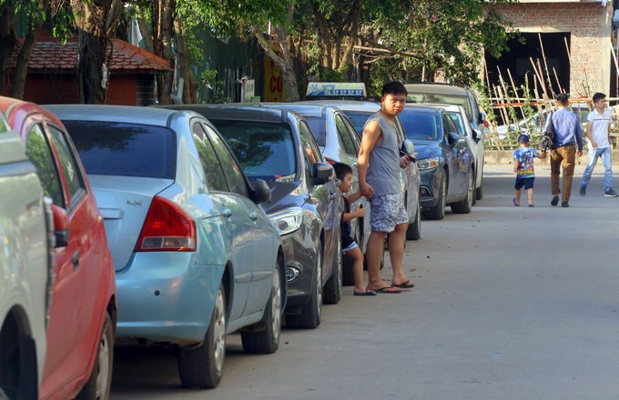 Không có chỗ gửi, dân chung cư để ôtô ở bãi rác ảnh 6