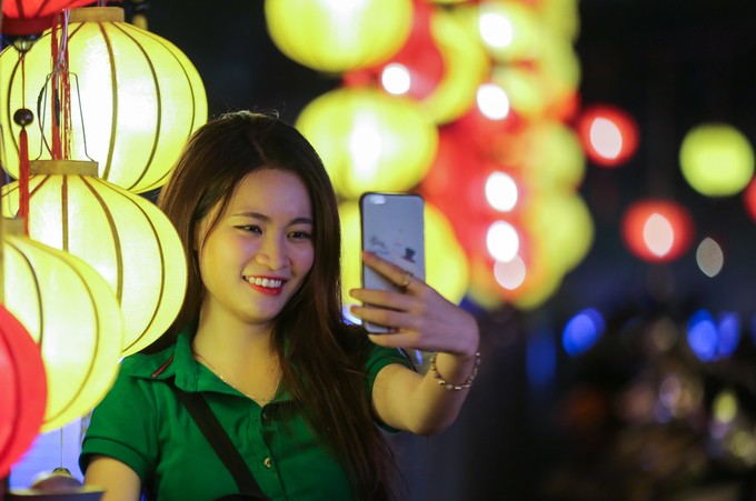 3 km kênh Nhiêu Lộc được thắp sáng đèn lồng mừng lễ Phật đản ảnh 9