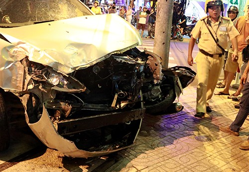 Ôtô tông xe cứu hỏa ở Nha Trang, 2 mẹ con bị thương ảnh 1