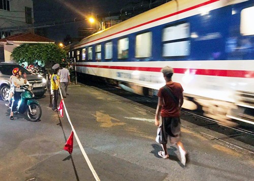 Ôtô húc văng barie tàu hỏa ở Sài Gòn, giao thông hỗn loạn ảnh 1