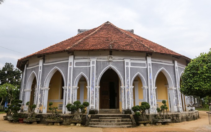 Nhà thờ trăm tuổi nơi giữ sách quốc ngữ đầu tiên ảnh 4