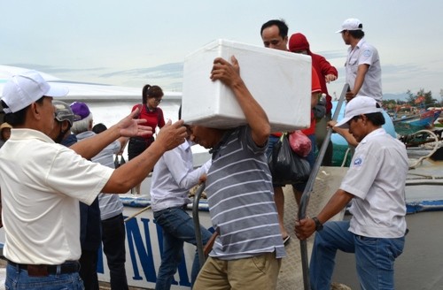 8 tàu cao tốc đưa 2.000 du khách bị kẹt ở đảo Lý Sơn vào bờ ảnh 2