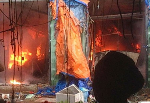 Hà Nội: Cháy lớn ở chợ Sóc Sơn ảnh 1