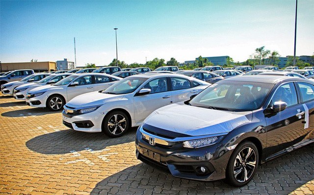 Ô tô khan hiếm: Đại lý làm giá, lót tay 100 triệu mới có xe đi ảnh 1