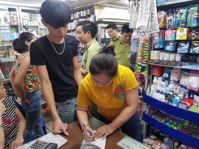 Hà Nội: Xử lý hơn 5.000 vụ, phạt hàng chục tỷ đồng, hàng giả vẫn ngập tràn ảnh 1