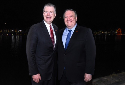 Ngoại trưởng Mỹ Pompeo dạo phố đêm Hà Nội ảnh 1