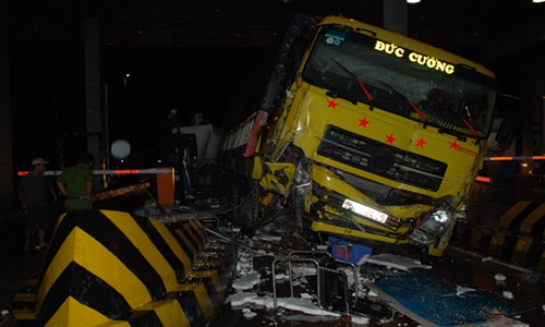 Ôtô tải tông sập cabin thu phí cao tốc TP HCM - Trung Lương ảnh 1