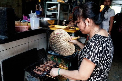 Quán bún thịt nướng hơn nửa thế kỷ dưới gầm chung cư Sài Gòn ảnh 1