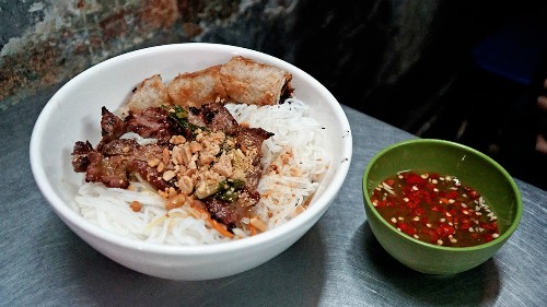 Quán bún thịt nướng hơn nửa thế kỷ dưới gầm chung cư Sài Gòn ảnh 2