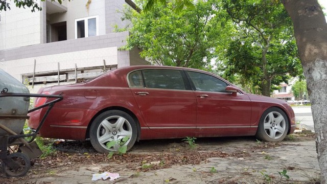 Xót xa nhìn siêu xe tiền tỷ Bentley bị “bỏ rơi” ở vỉa hè Hải Phòng ảnh 1