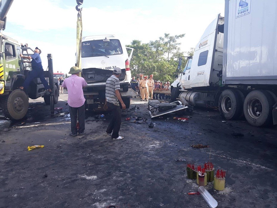 Quảng Nam: Ô tô đi rước dâu va chạm với xe container, 13 người tử vong ảnh 1