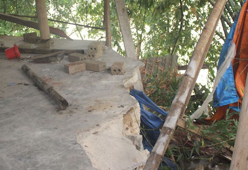 Hàng chục gia đình không dám ngủ vì lo nhà sạt ở Nghệ An ảnh 1