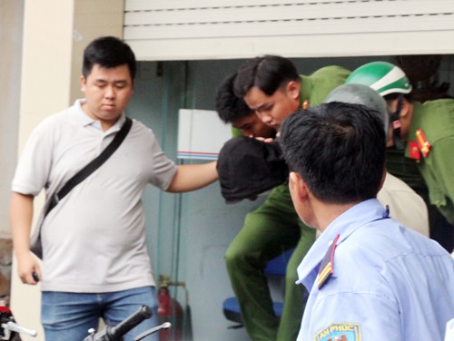 Nam thanh niên cầm dao cướp ngân hàng ở Sài Gòn ảnh 1