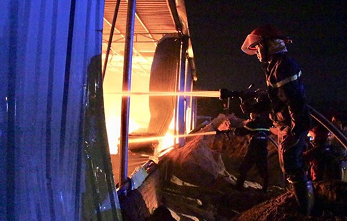 Xưởng gỗ ở Bình Dương cháy ngùn ngụt sau tiếng nổ lớn ảnh 1