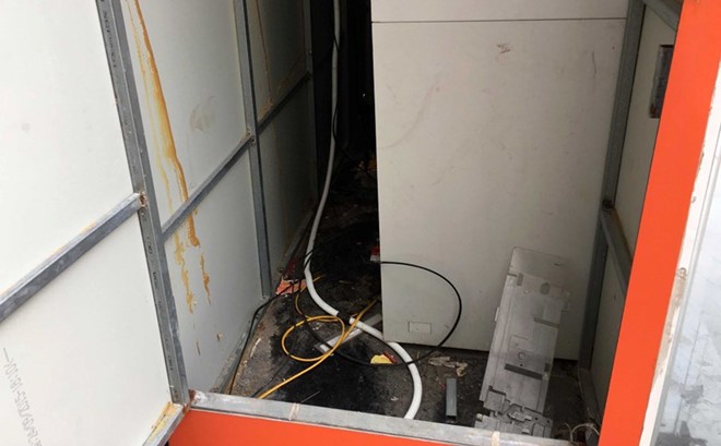 Tháo gỡ 10 thỏi nghi thuốc nổ đặt trong cây ATM ảnh 1