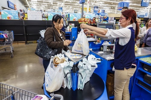 10.000 nhân viên thu ngân kiện Walmart đòi quyền được ngồi ảnh 1