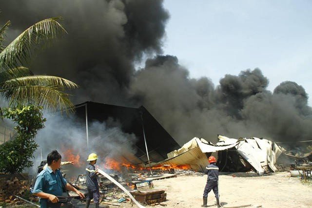 Xưởng mút xốp rộng cả nghìn m2 chìm trong biển lửa ảnh 1