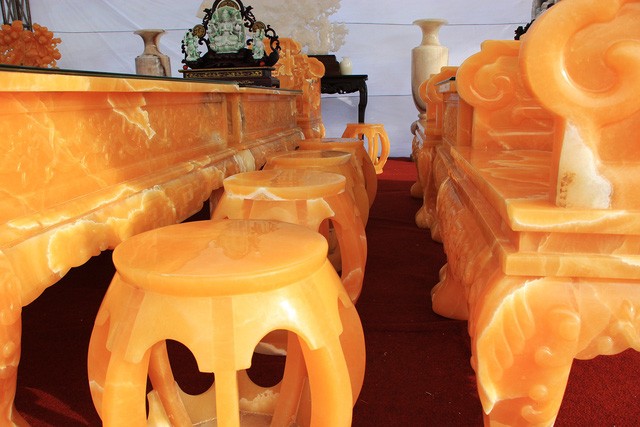 “Choáng” với bộ bàn ghế 8 tỷ đồng làm từ 50 tấn ngọc ảnh 3 “Choáng” với bộ bàn ghế 8 tỷ đồng làm từ 50 tấn ngọc ảnh 3