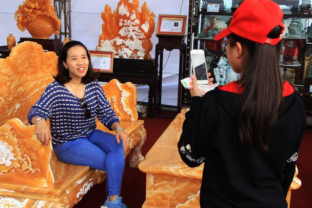 “Choáng” với bộ bàn ghế 8 tỷ đồng làm từ 50 tấn ngọc ảnh 6 “Choáng” với bộ bàn ghế 8 tỷ đồng làm từ 50 tấn ngọc ảnh 6