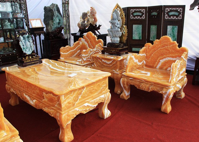 “Choáng” với bộ bàn ghế 8 tỷ đồng làm từ 50 tấn ngọc ảnh 8 “Choáng” với bộ bàn ghế 8 tỷ đồng làm từ 50 tấn ngọc ảnh 8