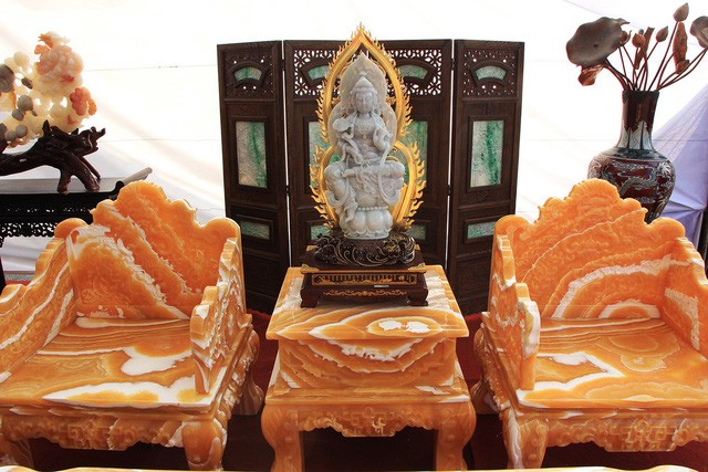 “Choáng” với bộ bàn ghế 8 tỷ đồng làm từ 50 tấn ngọc ảnh 9 “Choáng” với bộ bàn ghế 8 tỷ đồng làm từ 50 tấn ngọc ảnh 9