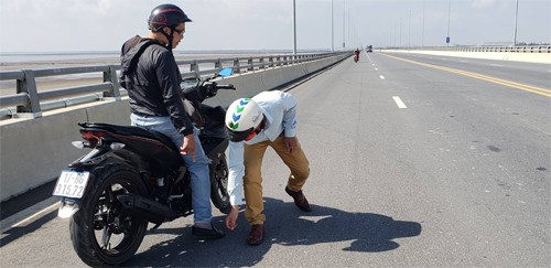 Cầu vượt biển dài nhất Việt Nam tiếp tục bị rải đinh dày đặc ảnh 1