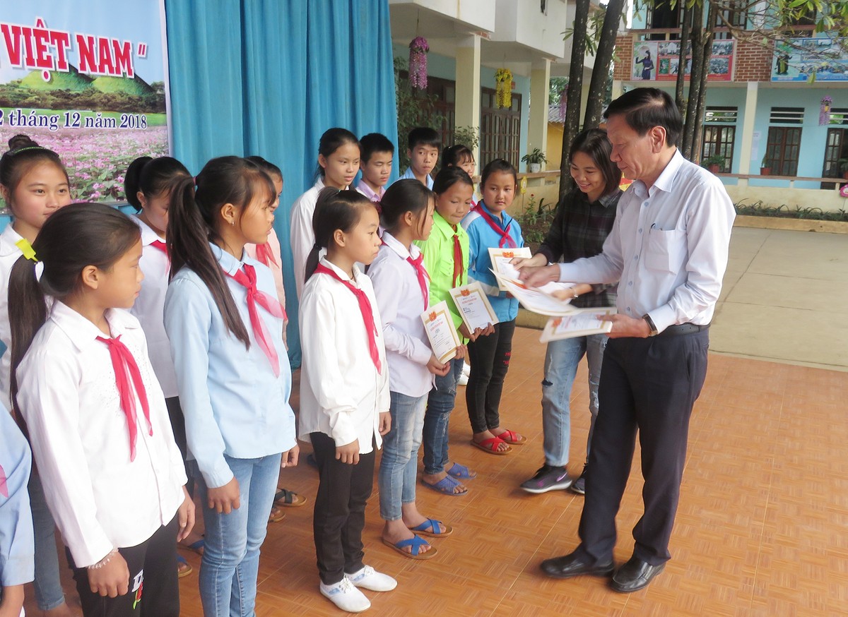 Trao tặng 200 suất học bổng cho trẻ em Hà Giang ảnh 1