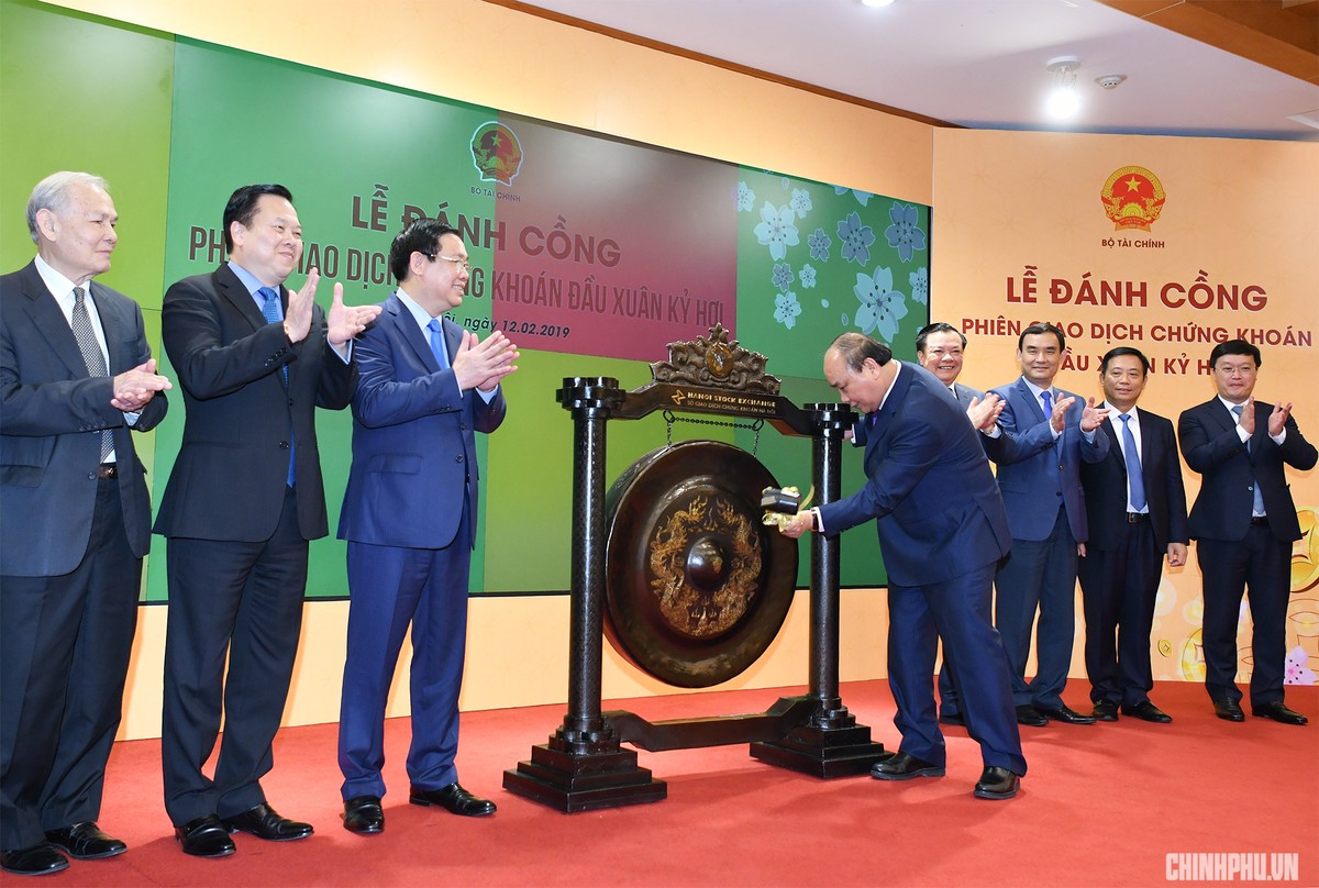 Đánh cồng phiên giao dịch đầu xuân, Thủ tướng nhắn nhủ thay đổi tư duy chứng khoán ảnh 2