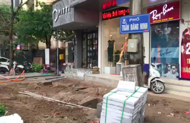 Vỉa hè Hà Nội: Chuyển từ “đá bền trăm năm” sang gạch giả đá, tiết kiệm tiền tỷ ảnh 1