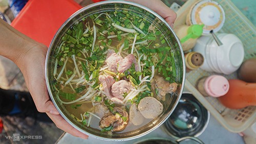 Tô phở khổng lồ và 4 món ngon phải thử khi đến Sa Đéc ảnh 1