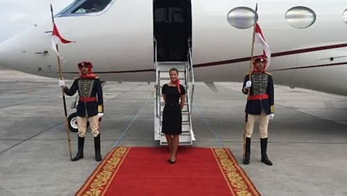 Những tiếp viên hàng không chuyên phục vụ giới nhà giàu ảnh 2