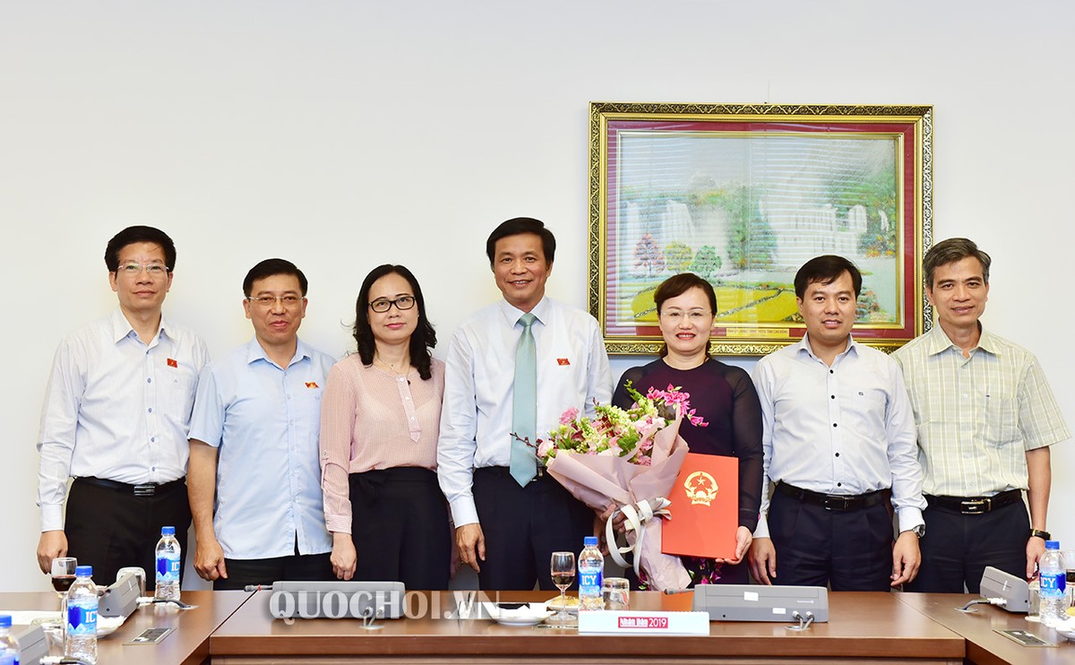 Trao Nghị quyết của Ủy ban Thường vụ Quốc hội về công tác cán bộ ảnh 1