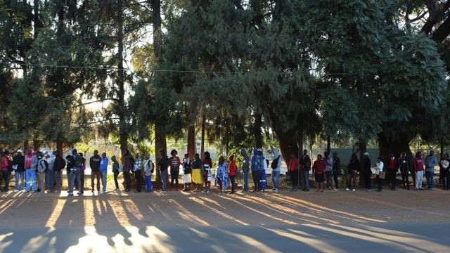 Khủng hoảng kinh tế trầm trọng, Zimbabwe không có nổi giấy, mực để in hộ chiếu cho dân ảnh 1