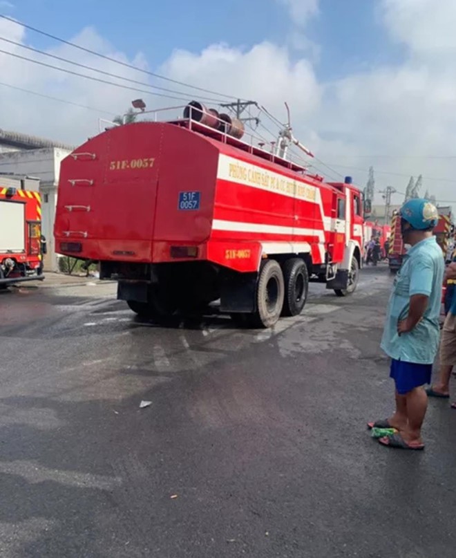 Cháy xưởng sản xuất vỏ cơm hộp, thiệt hại gần 30 tỷ ảnh 1