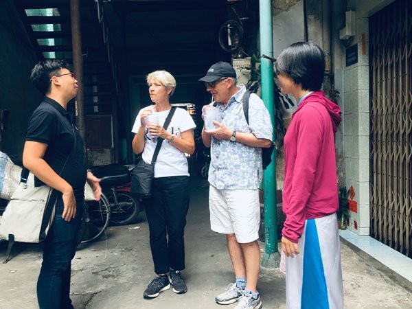 Bên trong con hẻm hơn 100 tuổi, khách Tây đến là mê ở Sài Gòn ảnh 10