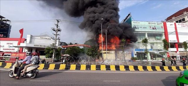 Bắc Giang: Cháy lớn ở siêu thị 90K, khói đen bốc ngùn ngụt ảnh 1