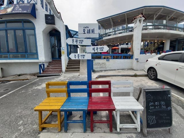 Khách Việt thích thú “check-in” hàng ghế sống ảo trong MV gây “sốt” của Sơn Tùng MTP tại Hàn Quốc ảnh 1