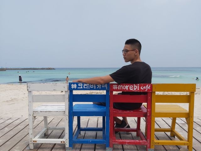 Khách Việt thích thú “check-in” hàng ghế sống ảo trong MV gây “sốt” của Sơn Tùng MTP tại Hàn Quốc ảnh 3