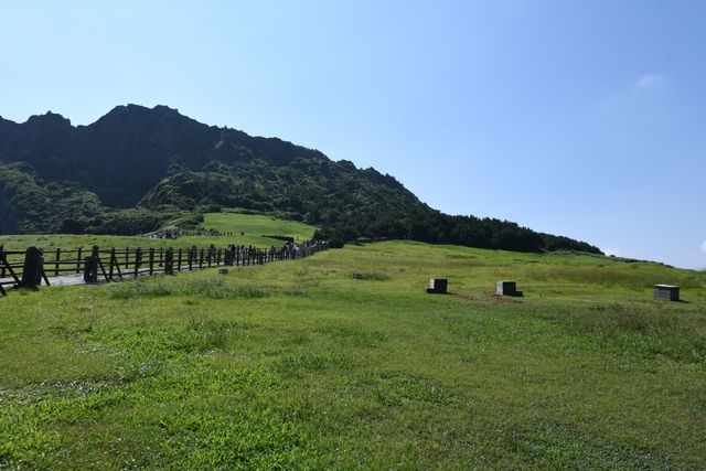 Khách Việt thích thú “check-in” hàng ghế sống ảo trong MV gây “sốt” của Sơn Tùng MTP tại Hàn Quốc ảnh 5